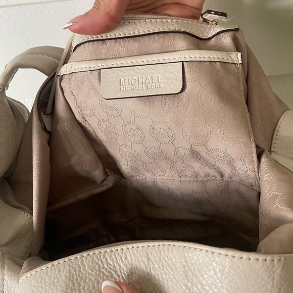 Used Michael Kors bag. - Picture 4 of 5